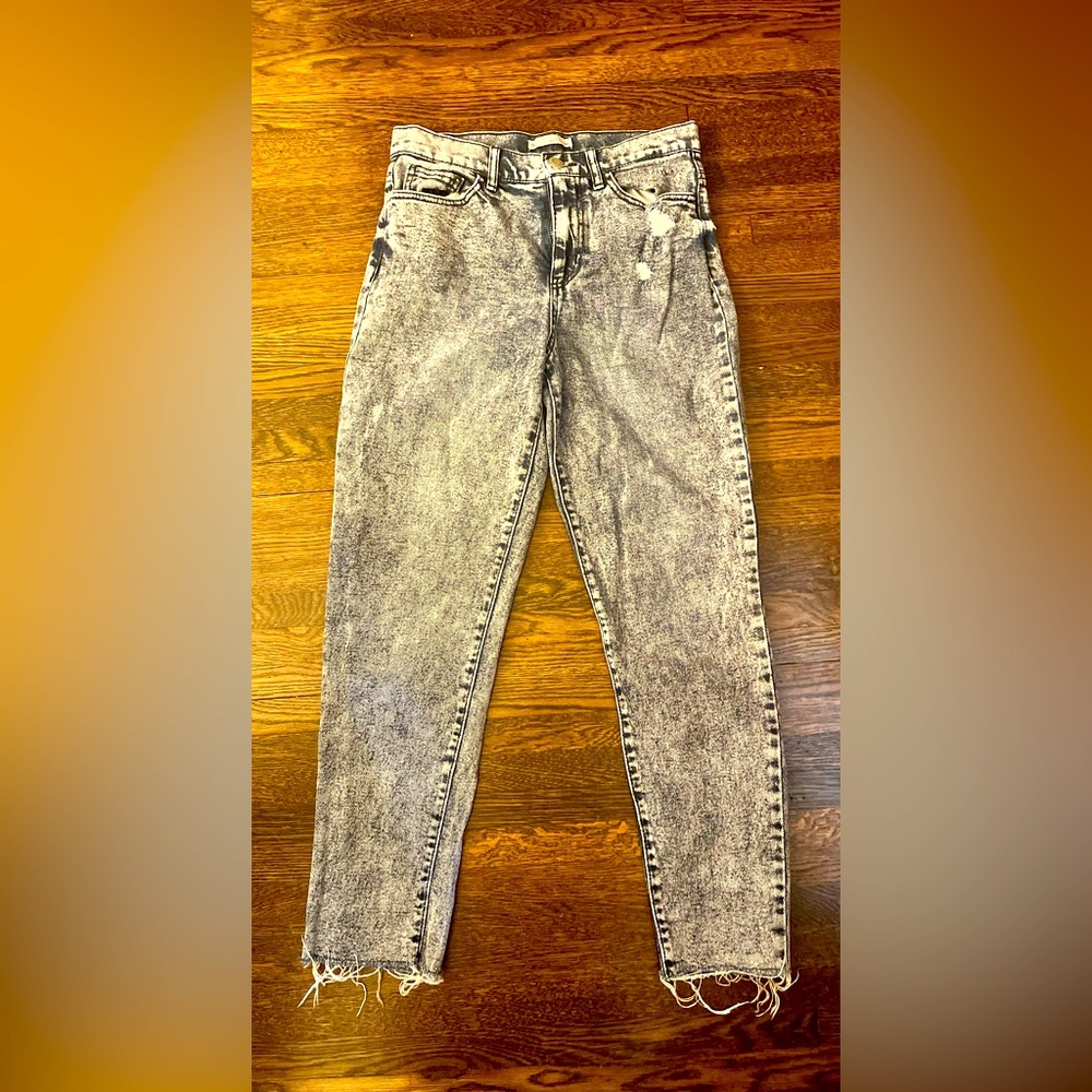 So acid washed mom jean. High waisted. Size 7/28. Inseam 26.  Excellent.